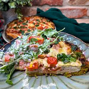 tarta z batatów z szynką, serem i pomidorkami
