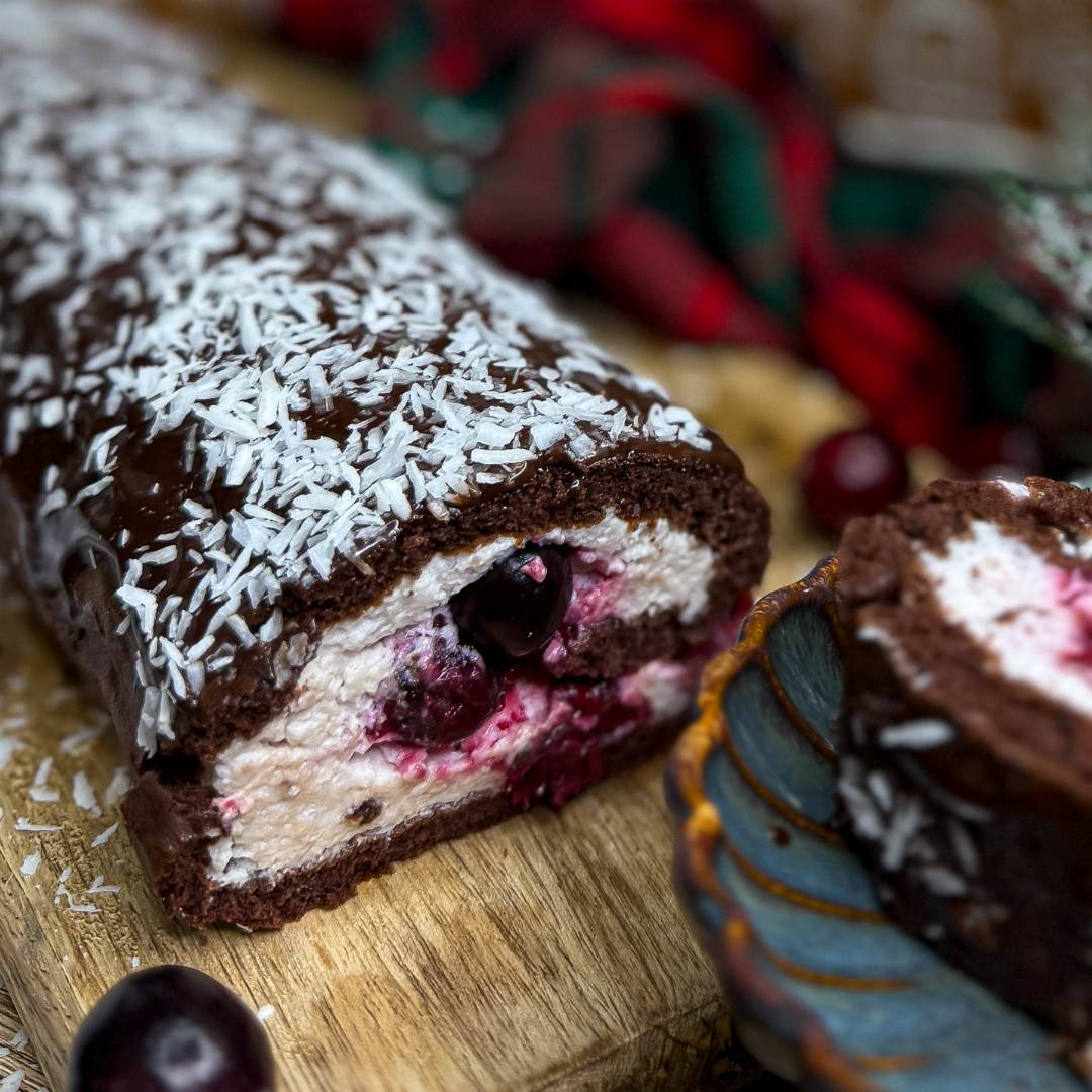 rolada wysokobiałkowa z wiśniami