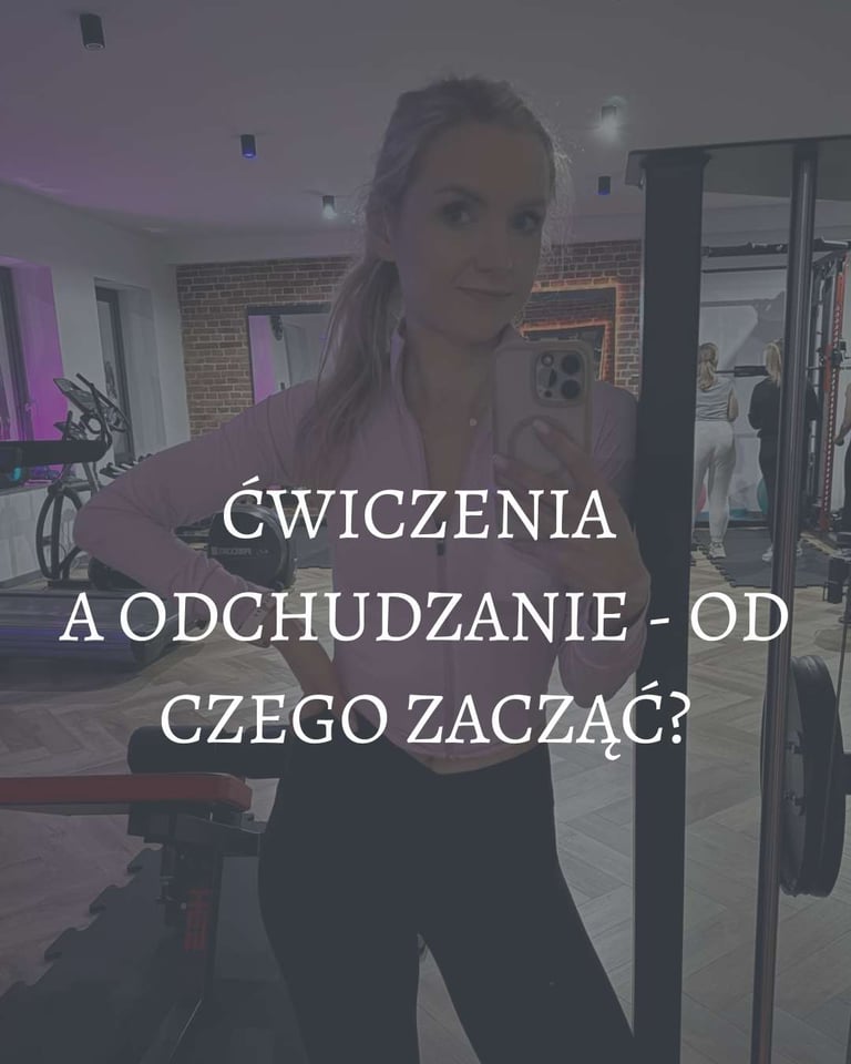 dziewczyna robi zdjęcie w lustrze na siłowni