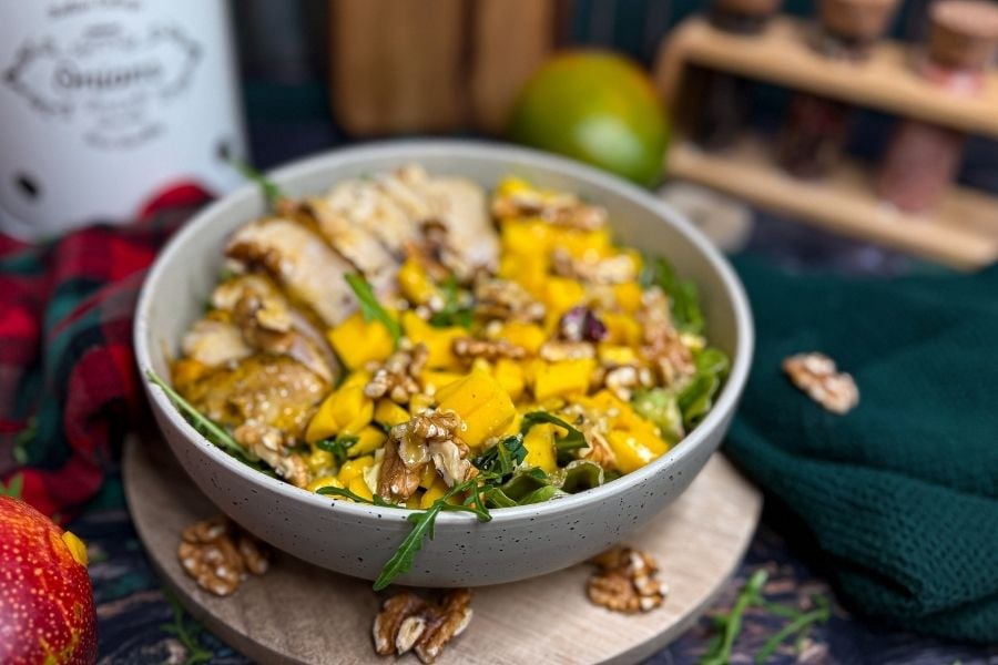 Sałatka orzech mango z kurczakiem