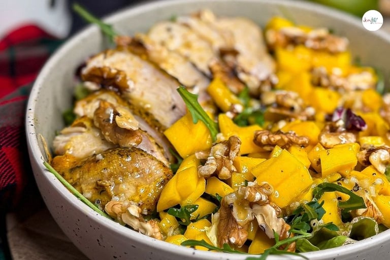 sałatka z kurczakiem, mango i orzechami