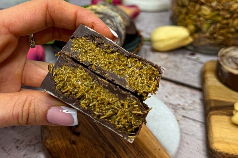 Przekrojona dubajska czekolada trzymana w dłoni