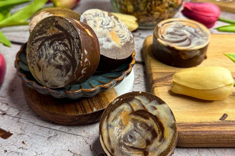 Dubajskie czekoladki ułożone na małej tacce