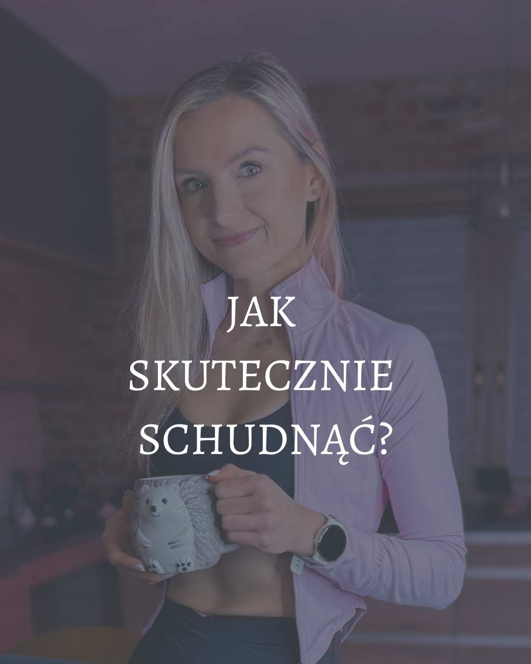 kobieta w fioletowej bluzie z kubkiem