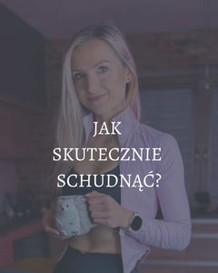 kobieta w fioletowej bluzie z kubkiem