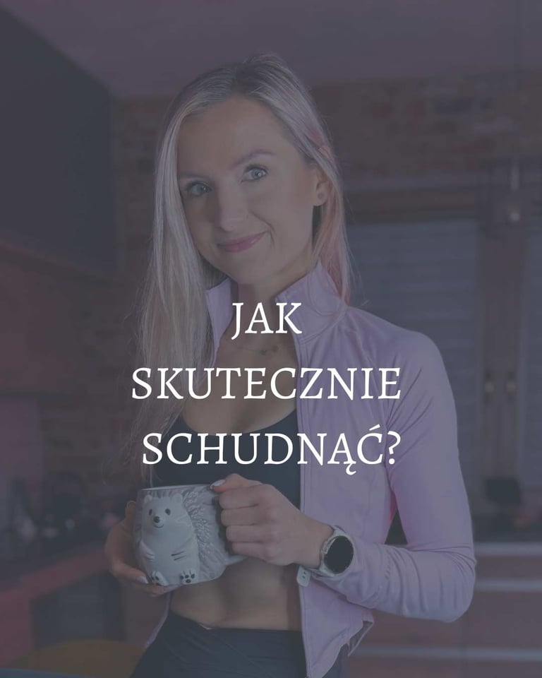 kobieta w fioletowej bluzie z kubkiem