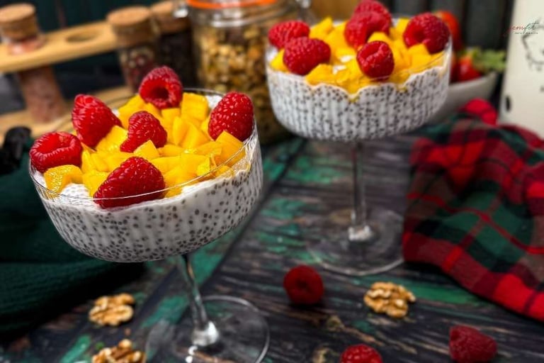 ciekawy pudding chia z malinami i mango