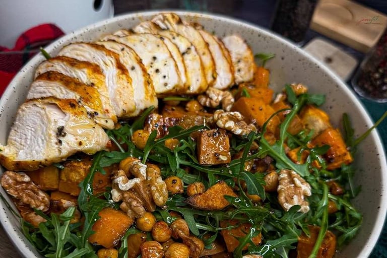 Sycąca na długo sałatka z kurczakiem podana w misce