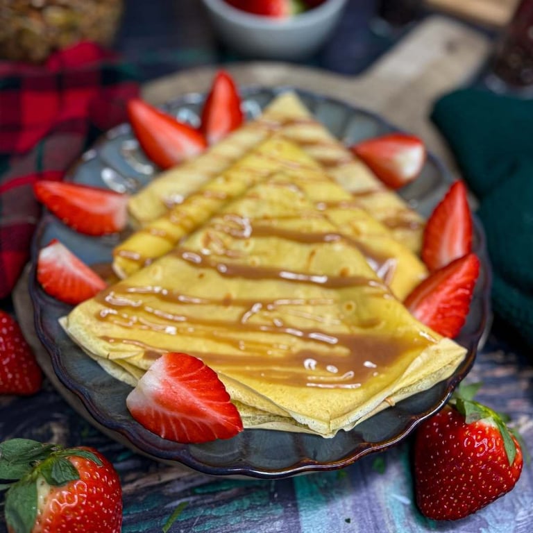 Naleśniki na talerzyku z truskawkami