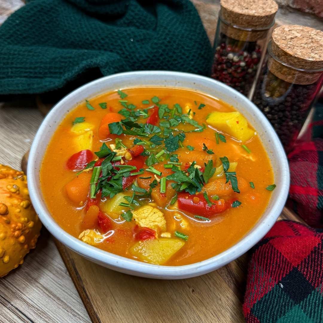 Niezwykła zupa nie tylko pomidorowa, znajdująca się w białym talerzu