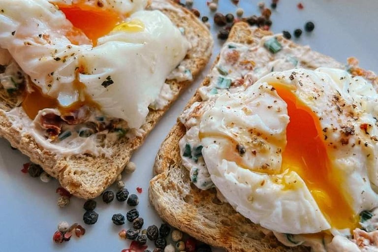 jajka sadzone podane na chlebie tostowym
