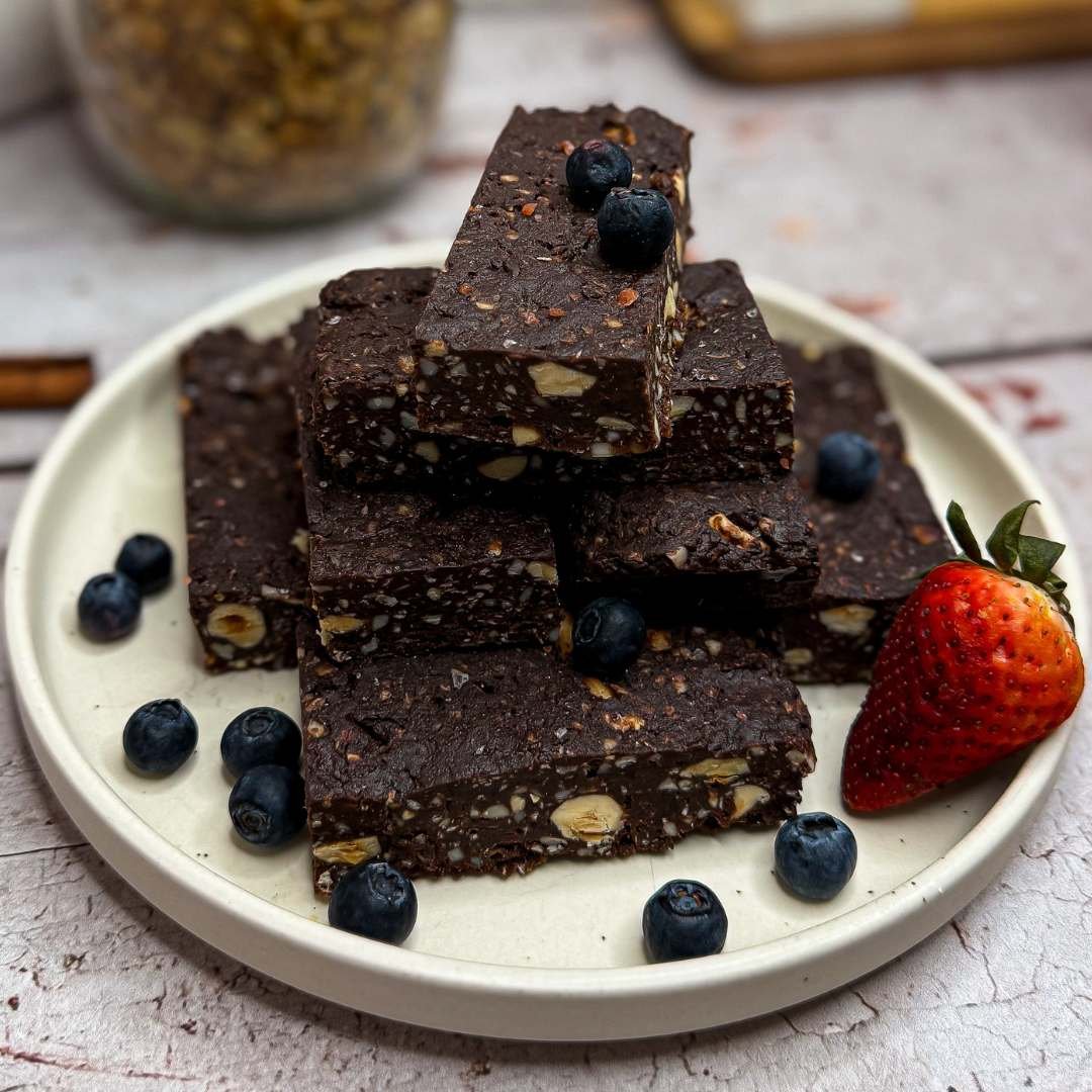 zdrowe batoniki czekoladowe, obok truskawka