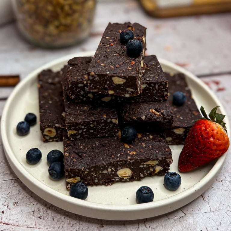 zdrowe batoniki czekoladowe, obok truskawka