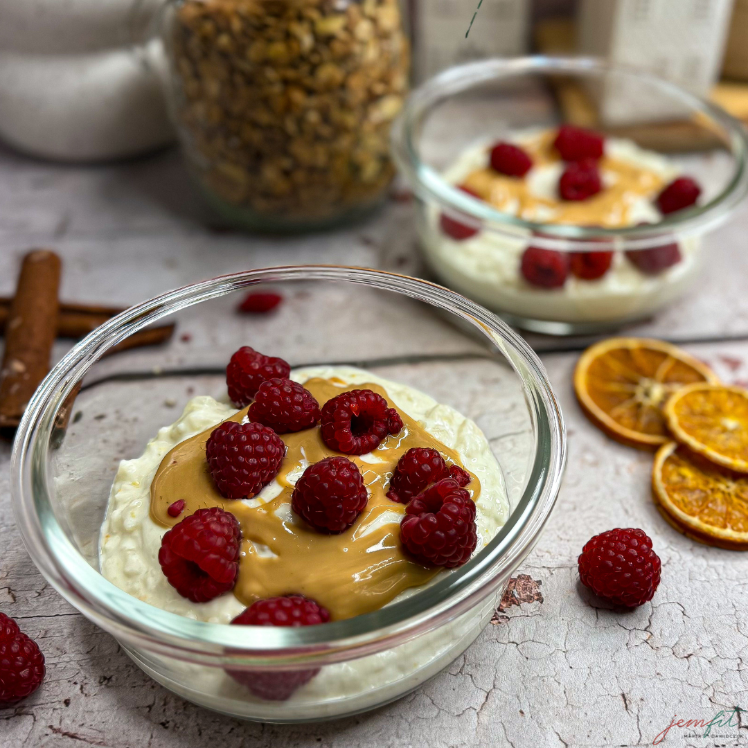 deser z malinami i dużą ilością białka