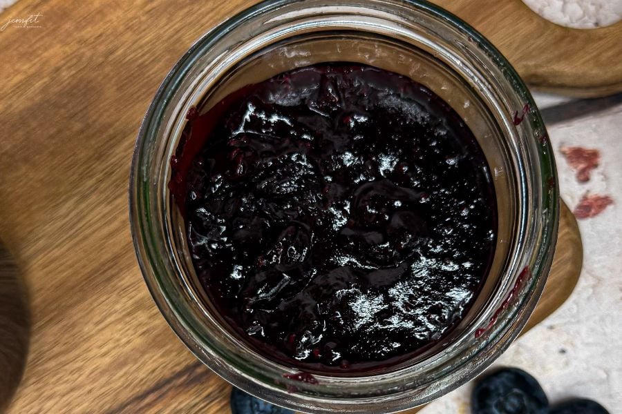 dżem borówkowy z kawałkami owoców