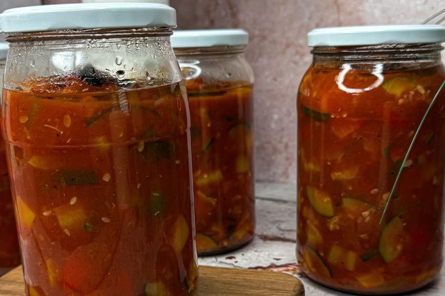 Słoiki z leczo na zimę