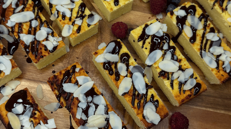 domowe batony proteinowe z czekoladą i migdałami