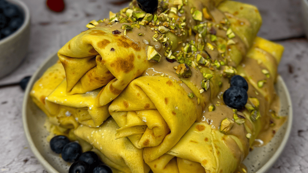 naleśniki z pastą pistacjową i pistacjami