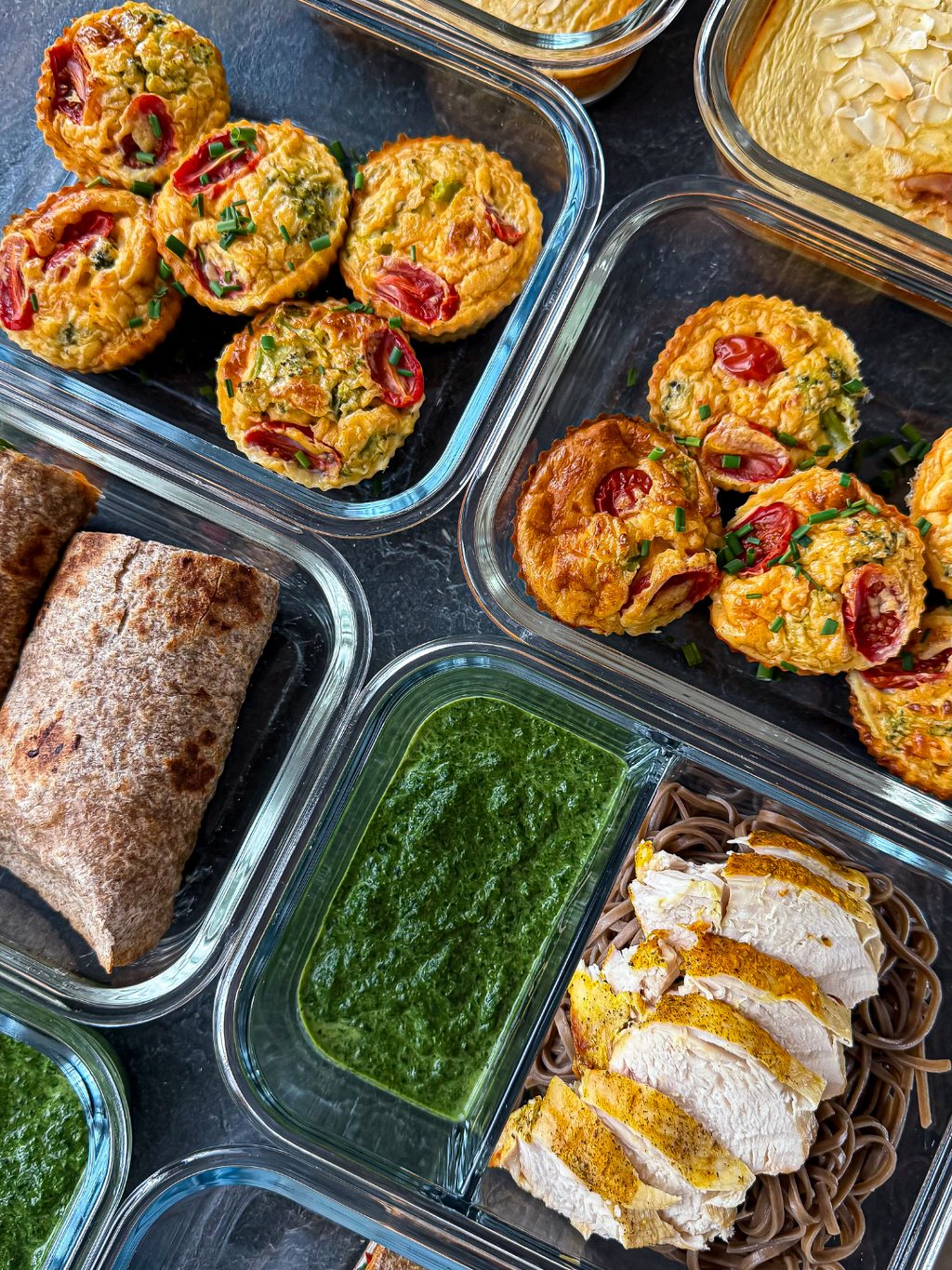 muffiny twarogowe, szpinak z kurczakiem i makaronem, tortilla z indykiem, jedzenie do lunchboxów