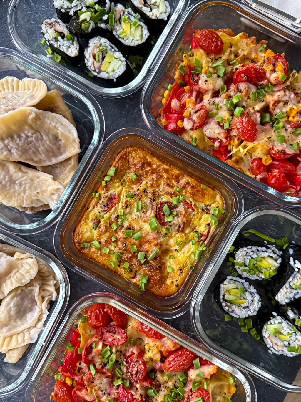 pierogi z jabłkami i sosem, sushi z makrelą, zapiekanka jajeczna na śniadanie, posiłki do pudełek