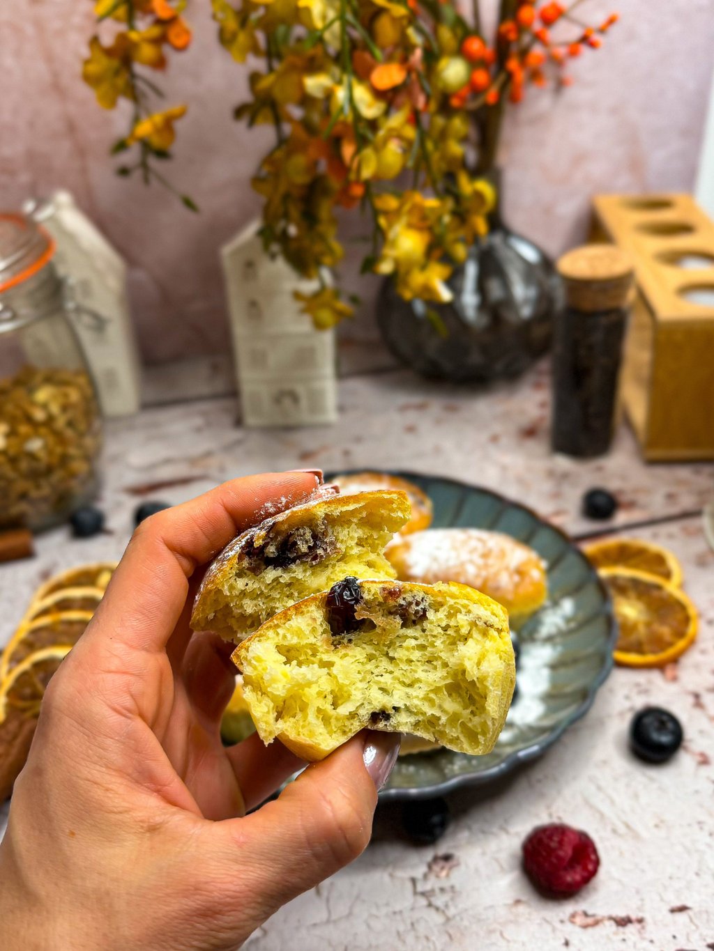 Drożdżowe muffinki z jabłkiem i żurawiną przygotowane w airfryerze – idealne do kategorii Air fryer przepisy.