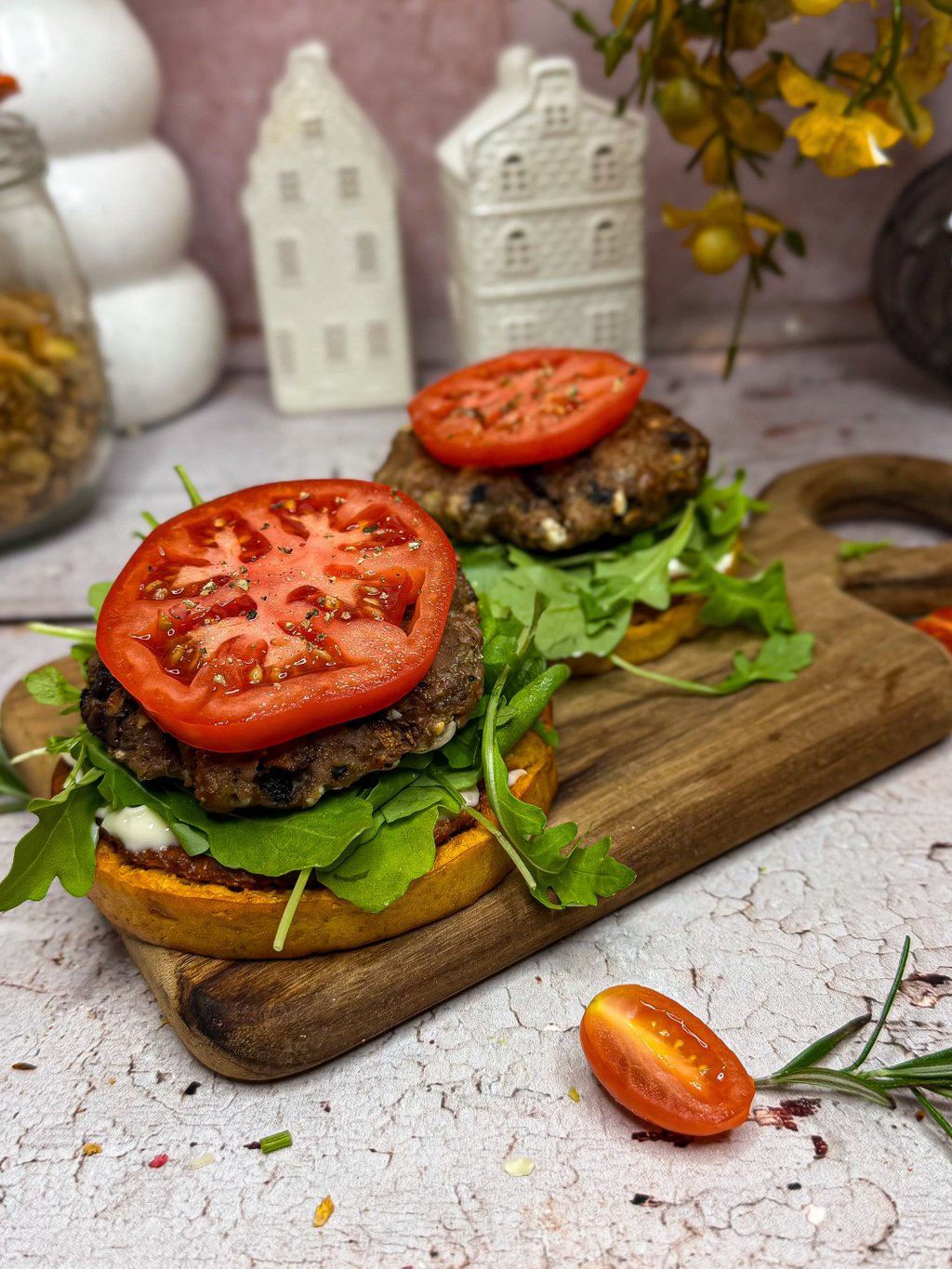 Mini burgery dyniowe z indykiem, fetą, pieczarkami, pomidorami i rukolą przygotowane w airfryerze – idealne do kategorii Air fryer przepisy.