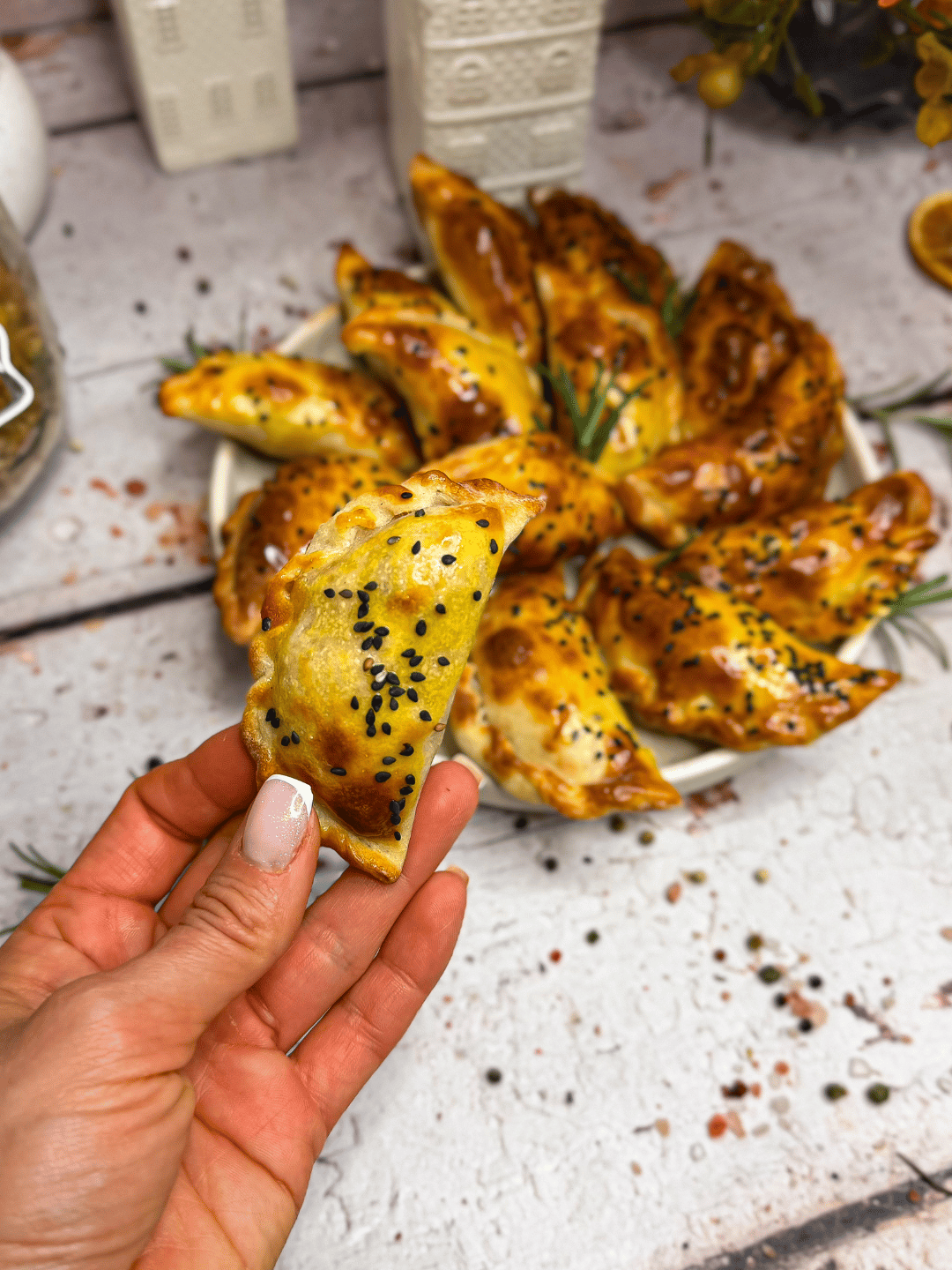 Mini empanady z kurczakiem i suszonymi pomidorami przygotowane w airfryerze – idealne do kategorii Air fryer przepisy.