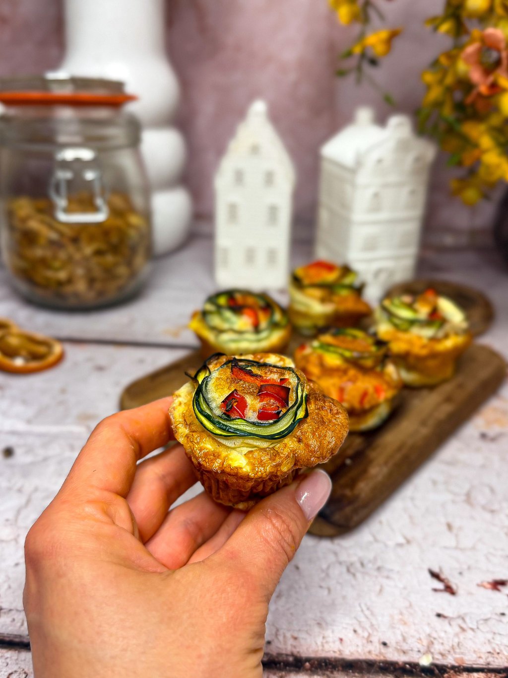 Muffiny śniadaniowe z cukinią i papryką przygotowane w airfryerze – idealne do kategorii Air fryer przepisy.
