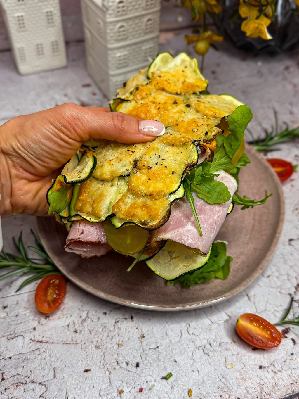 zapiekanka z cukinii i sera z szynką, pomidorkami, ogórkami oraz rukolą upieczona w airfryer