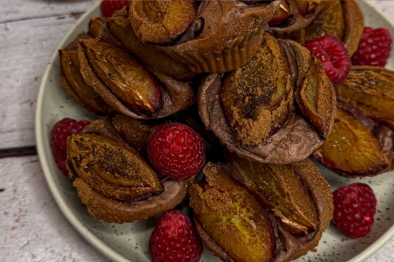 Pyszne wypieki w postaci babeczek z śliwkami