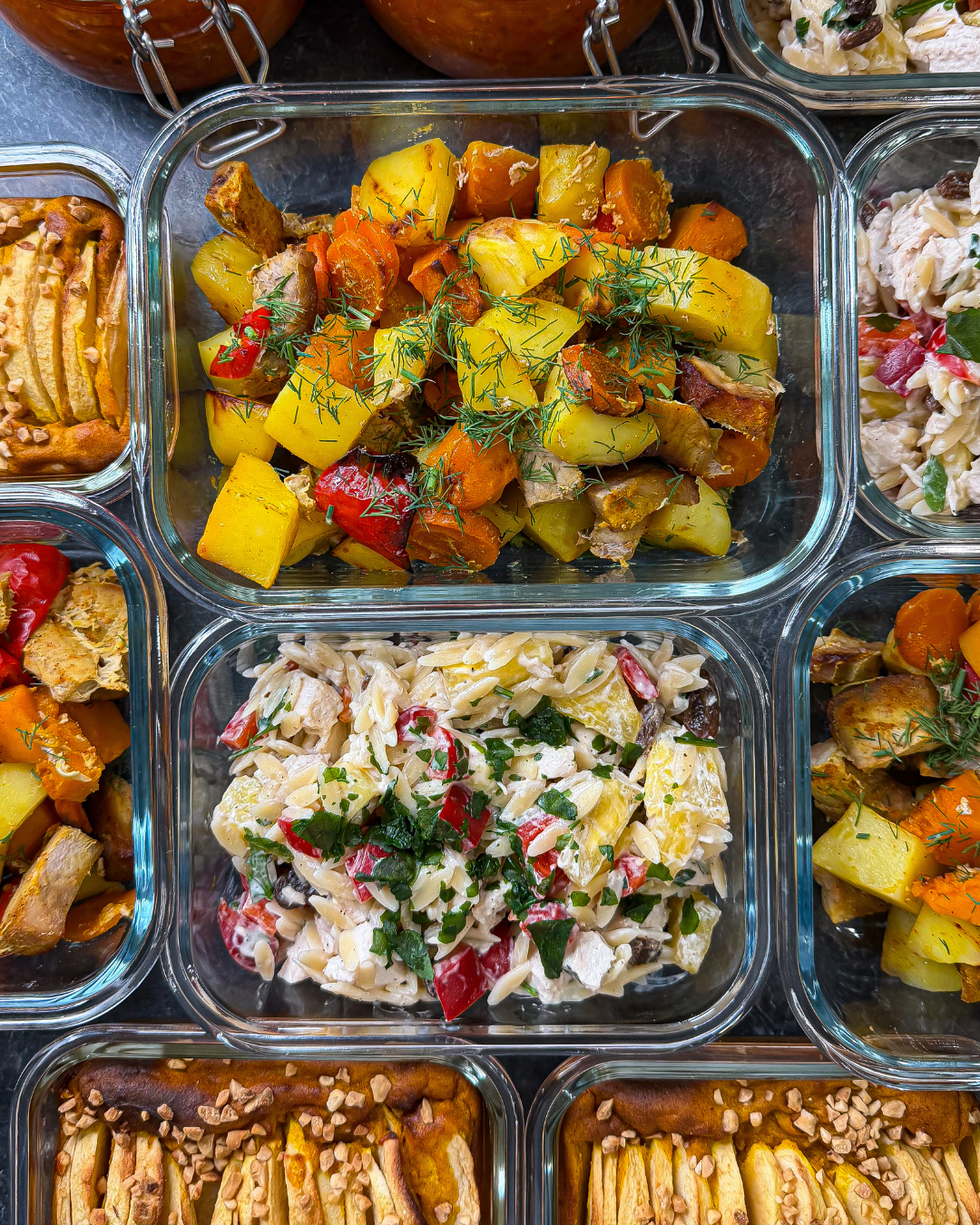 mini ciasto dyniowo-jabłkowe, sałatka z kurczakiem i ananasem, schab pieczony z warzywami