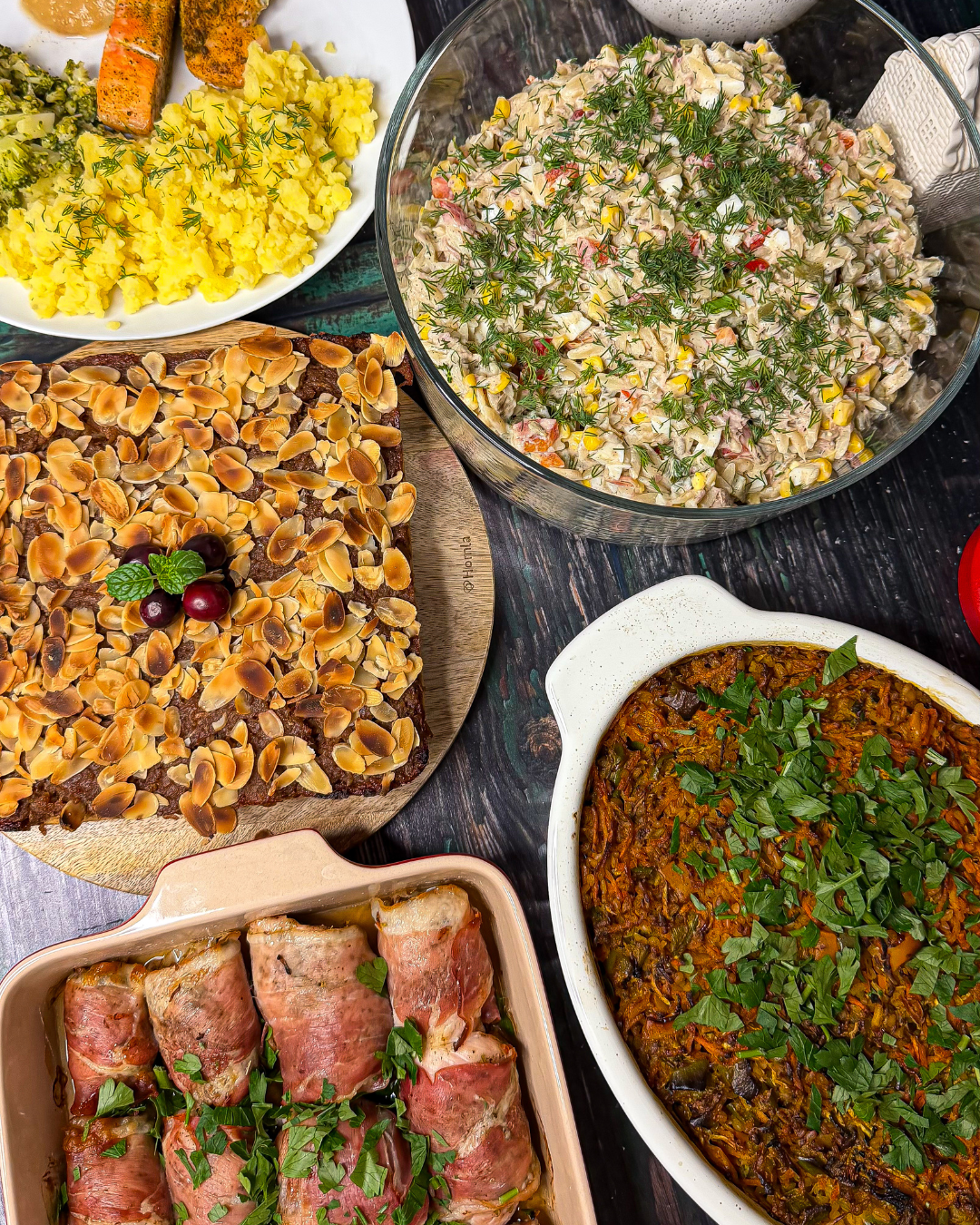 zapiekana kasza bulgur z warzywami, roladki z indyka, bezglutenowa szarlotka, sałatka z tuńczykiem i makaronem orzo, łosoś z brokułem i miodowym dressingiem