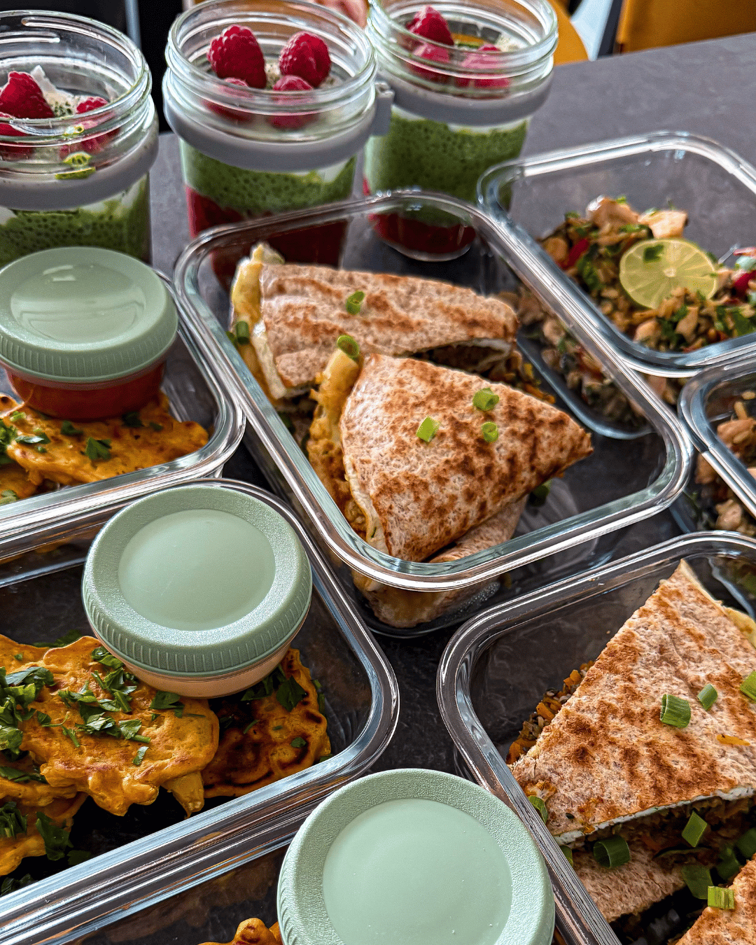 omlet na tortilli ala wrapy, placki z kukurydzy, pudding chia matcha z malinami,