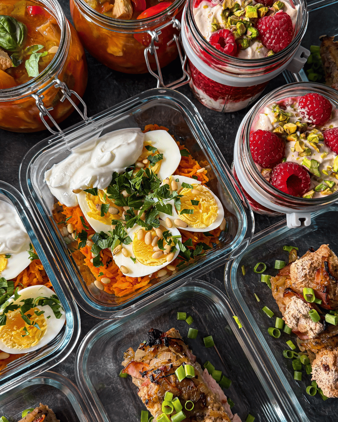 owsianka pistacjowo malinowa, jajka z marchewką i jogurtem, zupa ale strogonow