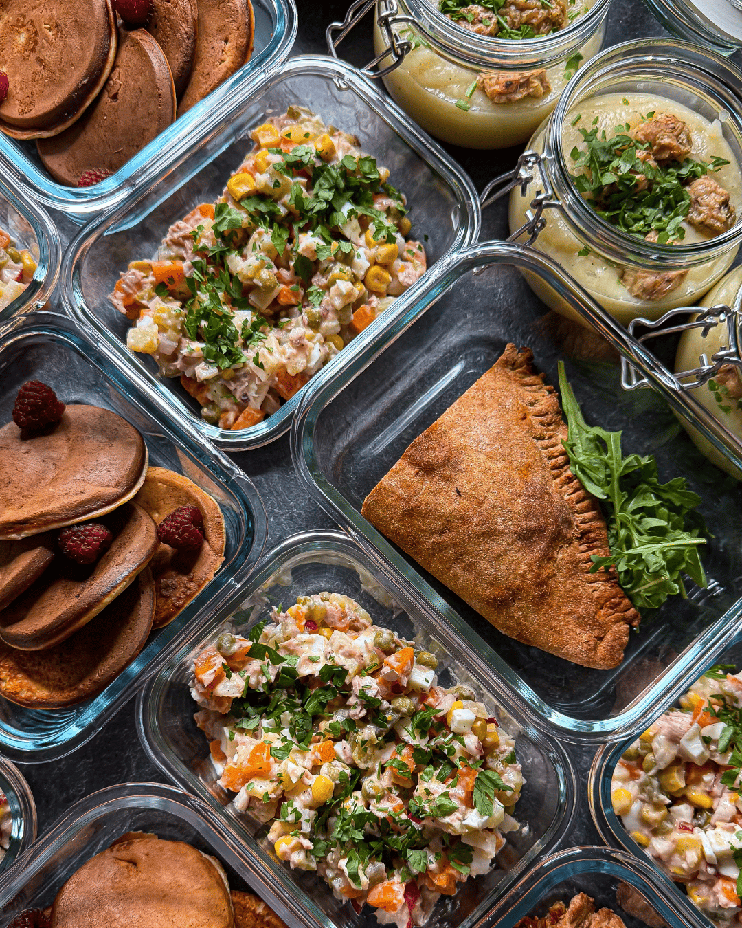 sałatka jarzynowa z tuńczykiem, calzone z kurczakiem w wersji fit, zupa z białych warzyw, placki