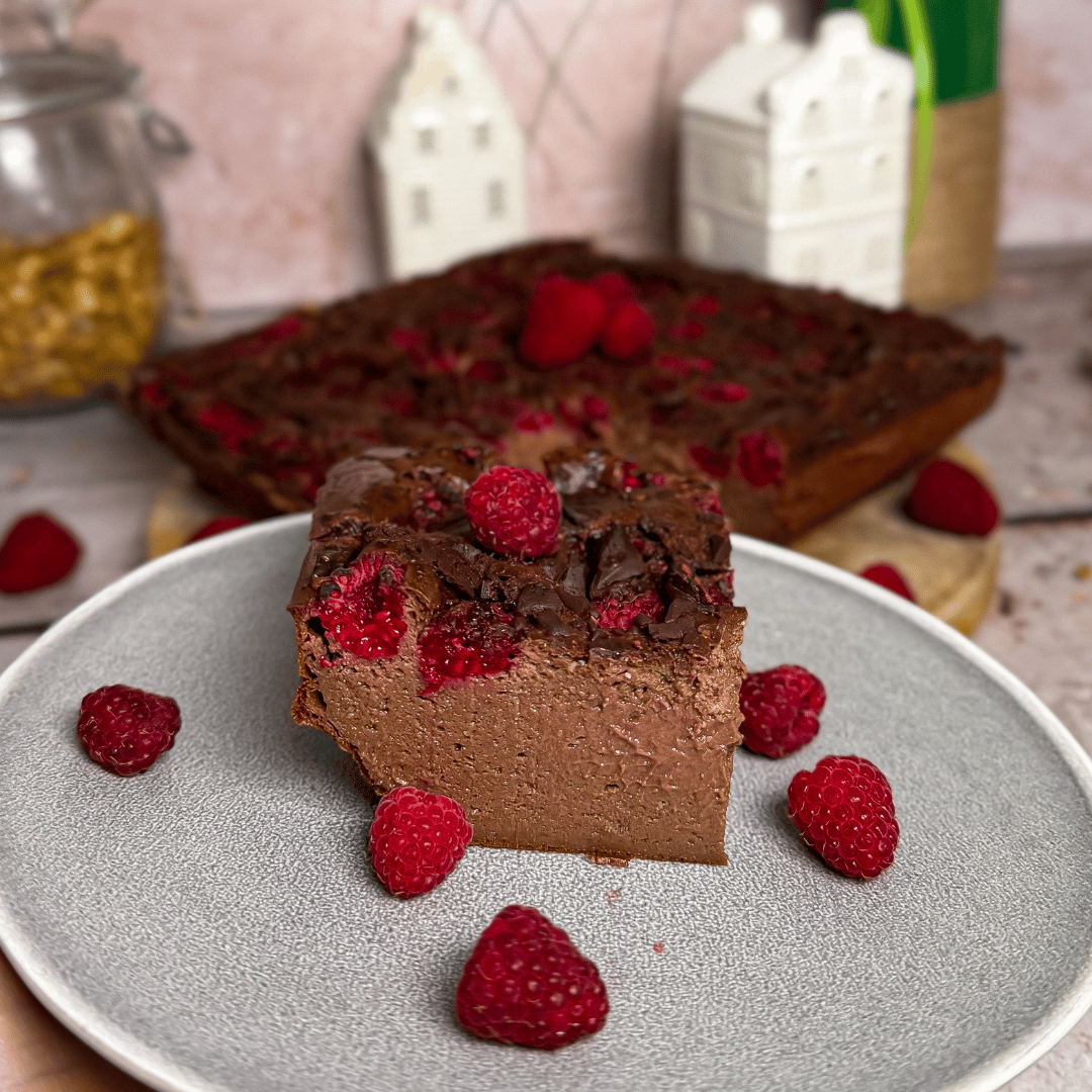 brownie z serka wiejskiego z malinami