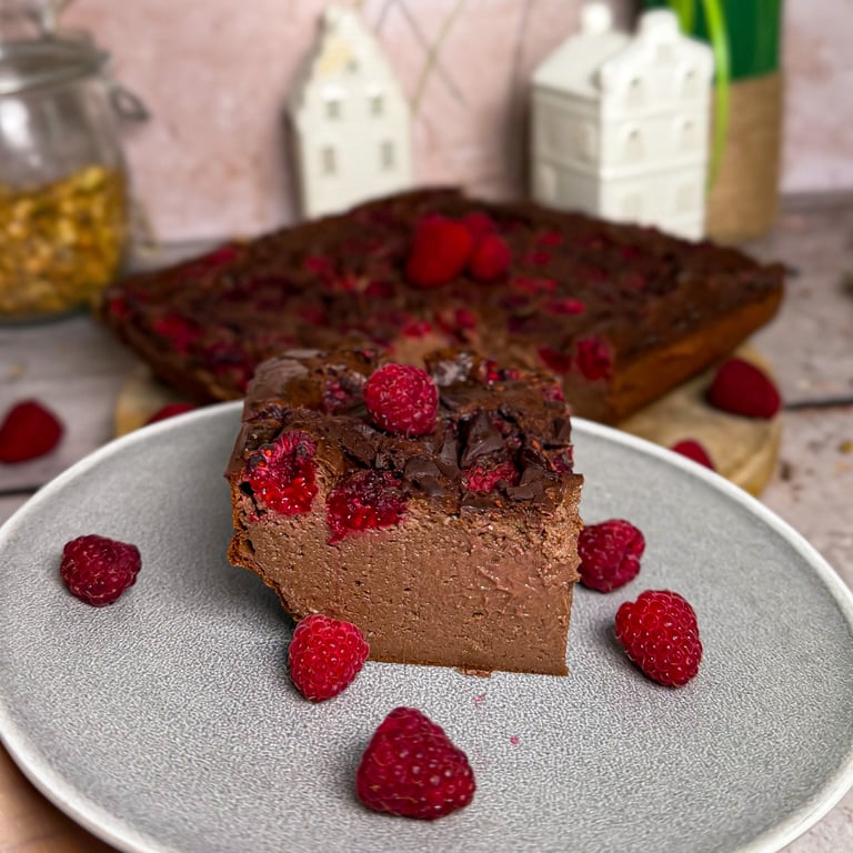 brownie z serka wiejskiego z malinami