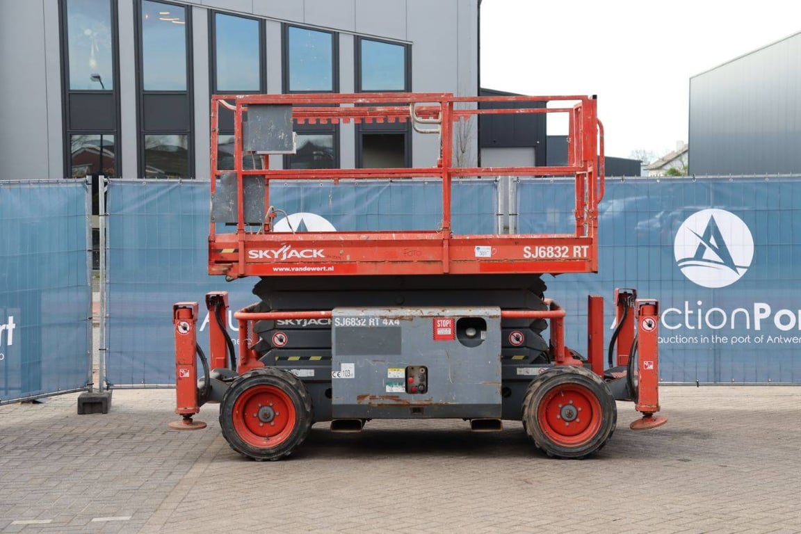 Scissor lift Skyjack SJ6832 RT Diesel 12m 2015 2015 SJ6832 RT 2015 1 Scissor Lifts image 2