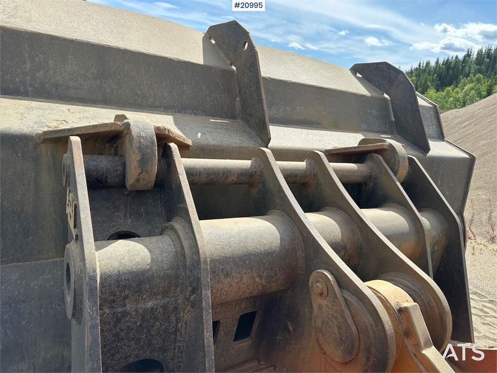 Doosan DL 450-3 wheel loader w/ bucket and scale. WATCH V 2012 20995 DL 450-3 wheel loader w/ bucket and scale. WATCH V 20...