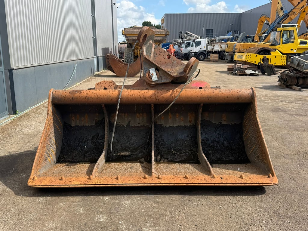 Tilting Bucket CW45 27-42 tons excavator 70001932 Tilting Bucket CW45 27-42 tons excavator 1 image 2