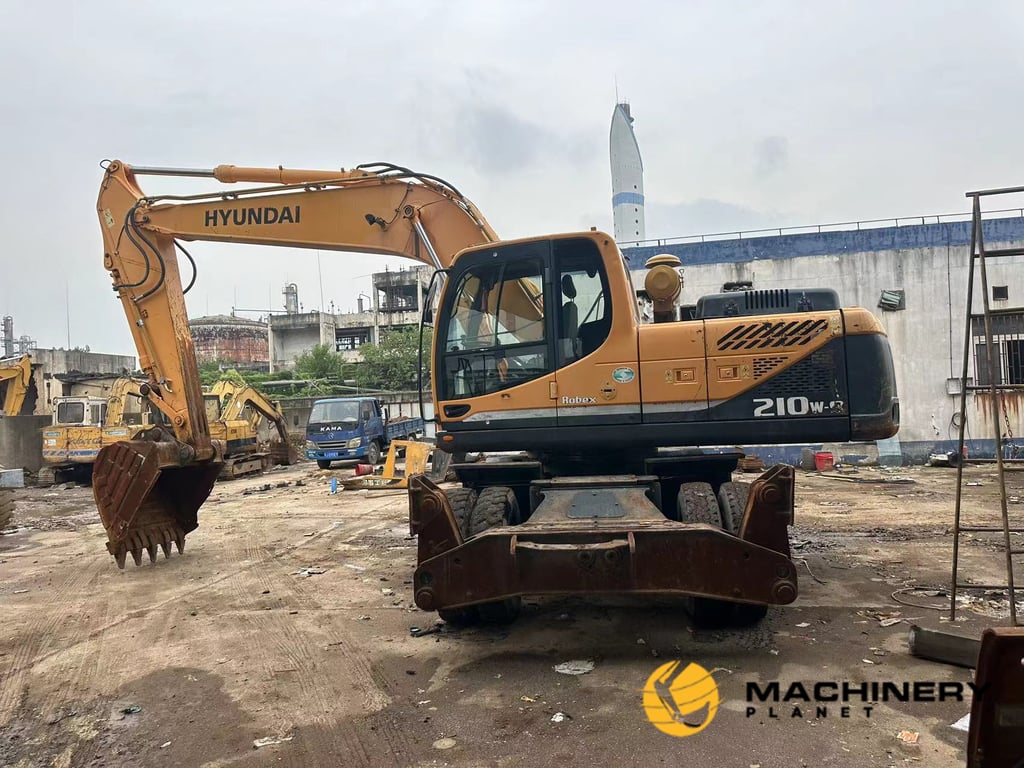 HYUNDAI R210W Wheel Excavator Original Good Condition R210W 2018 1 Wheeled Excavators image 2