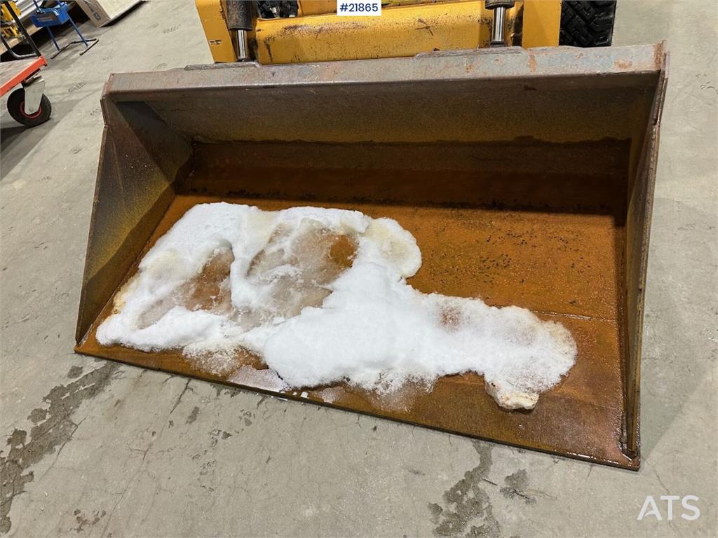 Mustang 220R compact loader w/leveling bucket and pallet f 2016 21865 220R compact loader w/leveling bucket and pallet f 2...