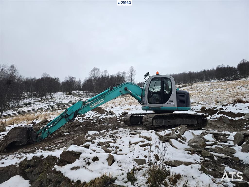 Kobelco SK135 SR LC tracked excavator with digging bucket 2002 21960 SK135 SR LC tracked excavator with digging bucket 200...