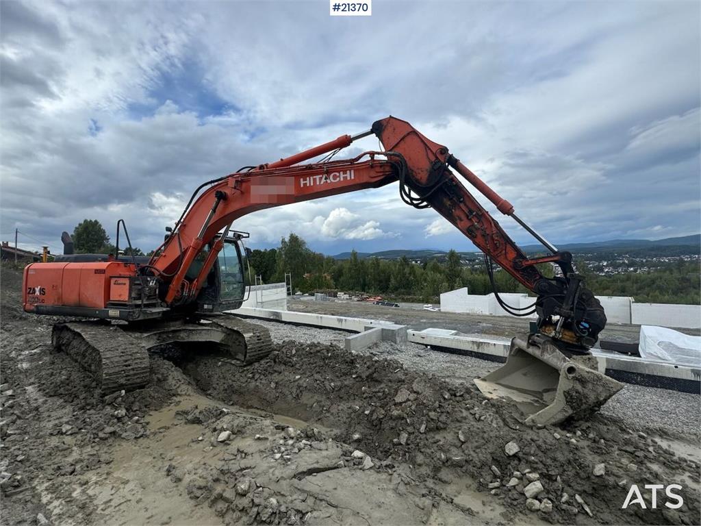 Hitachi ZX210LC-5B Tracked excavator w/ tilt, bucket and G 2013 21370 ZX210LC-5B Tracked excavator w/ tilt, bucket and G 2...