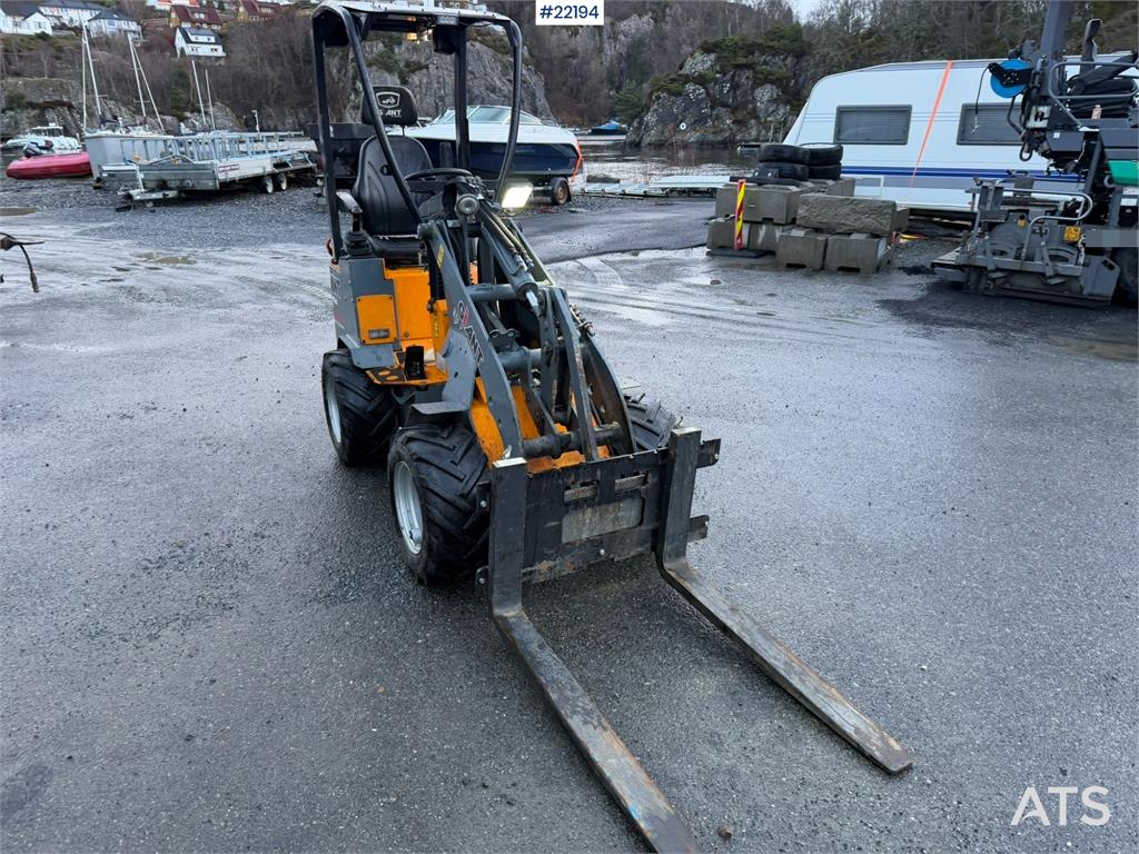 GiANT D204SW Wheel Loader with Bucket and Pallet Forks 2021 22194 Giant D204SW Wheel Loader with Bucket and Pallet Forks 2...