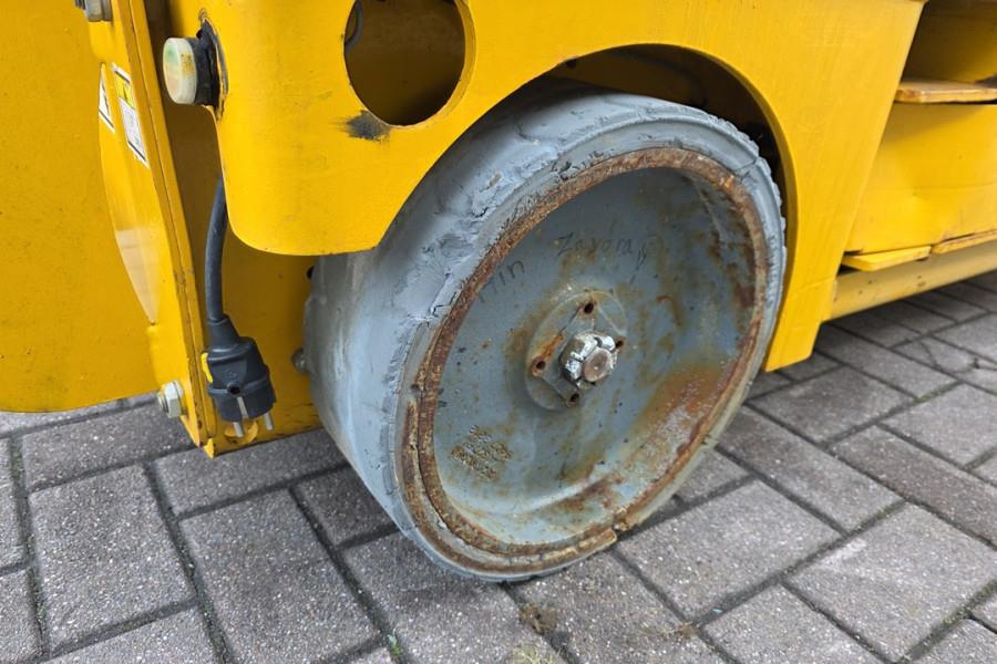 Haulotte Compact 8 Electric, 8.2m Working Height, 350kg Cap 2011 HAULOTTE - Compact 8 - 61869 Compact 8 Electric, 8.2m Wor...