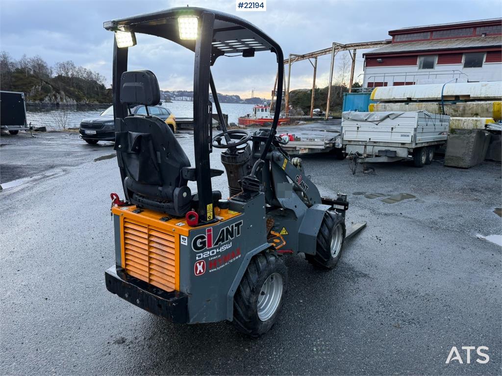 GiANT D204SW Wheel Loader with Bucket and Pallet Forks 2021 22194 Giant D204SW Wheel Loader with Bucket and Pallet Forks 2...