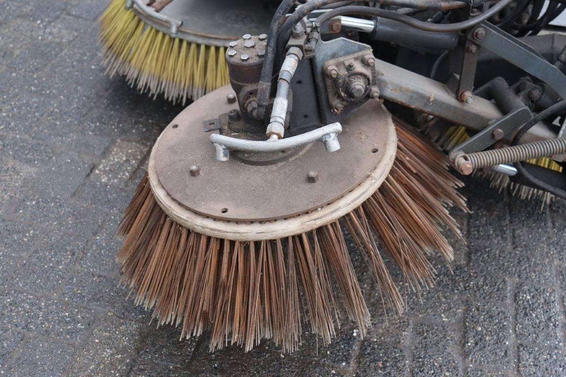 Tennant A60 Diesel Sweeper 2006 2008 A60 2008 1 image 11