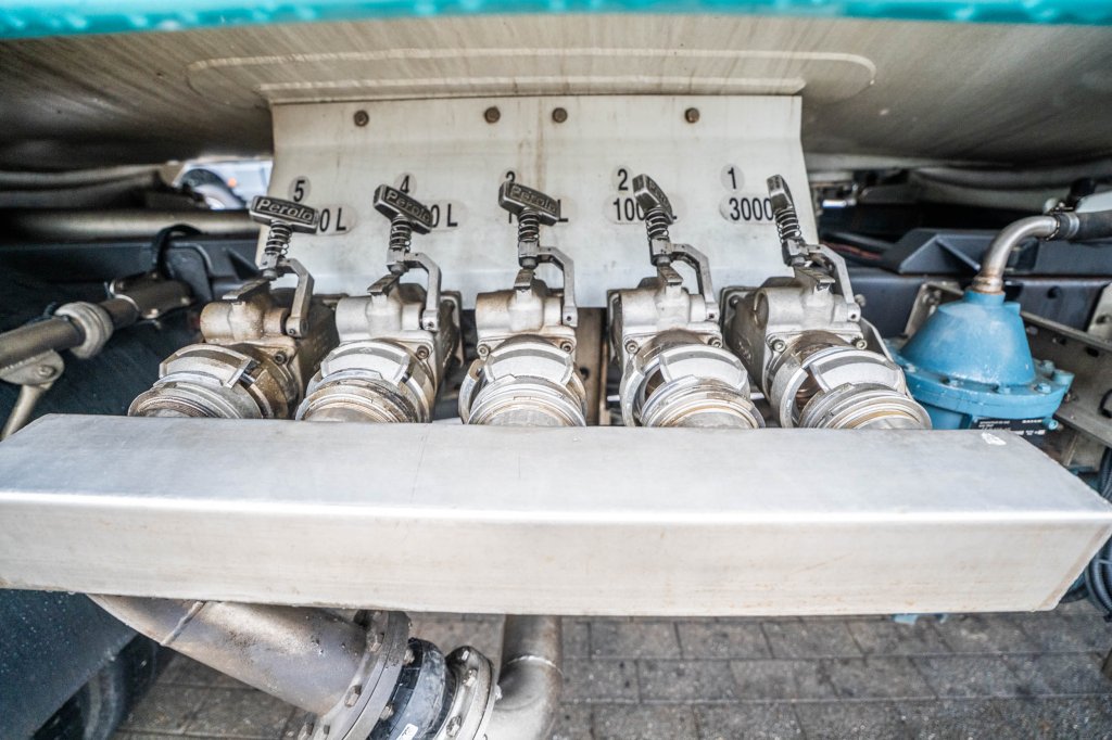 RENAULT MIDLUM 270 DXI + MAGYAR ALU 11000L+5COMP. 2007 E64987 Renault MIDLUM 270 DXI + MAGYAR ALU 11000L+5COMP. 2007 1 ima...