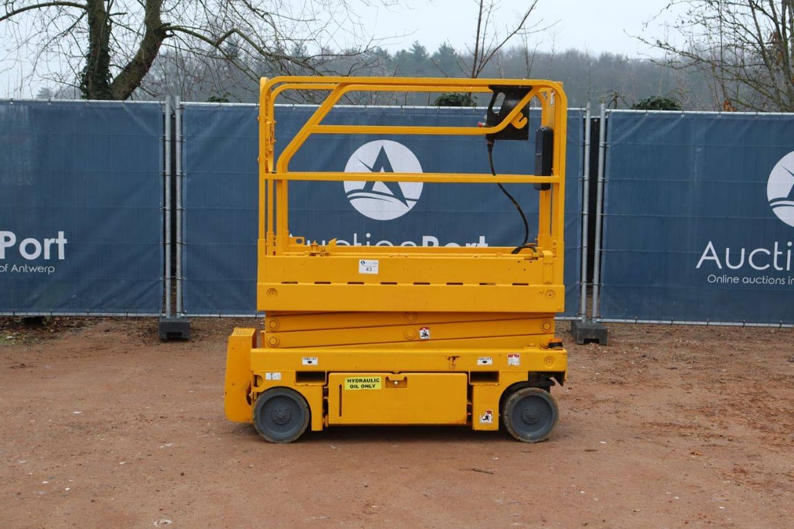 Scissor lift Haulotte OPTILUM 8 Electric 8m 2014 2014 OPTILUM 8 2014 1 Scissor Lifts image 2